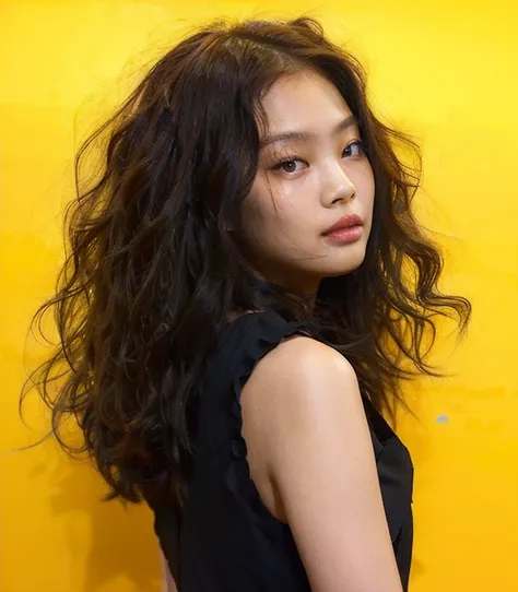 Forma de rosto Jennie Kim, A closeup of a woman with long curly hair wearing a bra, franja encaracolado, Ela parece uma mistura de Grimes, com longos cabelos cacheados, curly middle part haircut, parece uma mistura de grimes, a young asian woman, assemelha...