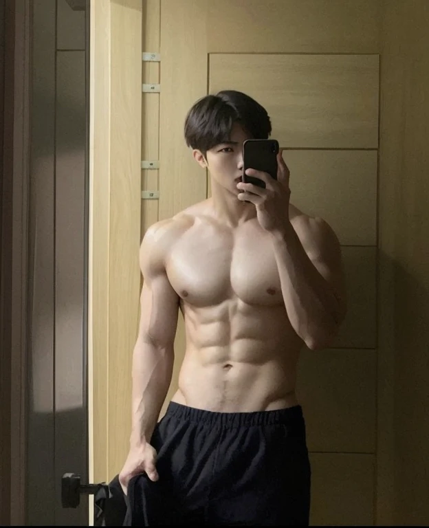 tem um homem que tira uma foto de si mesmo no espelho, korean muscle boy 2 1 years old, magro, mas musculoso, [ ABS rigidamente definido ]!!, com abdominais, Prefeito, [ adamantly defined abs ]!!, Sul Coreano Masculino, slender and muscular build, corpo co...