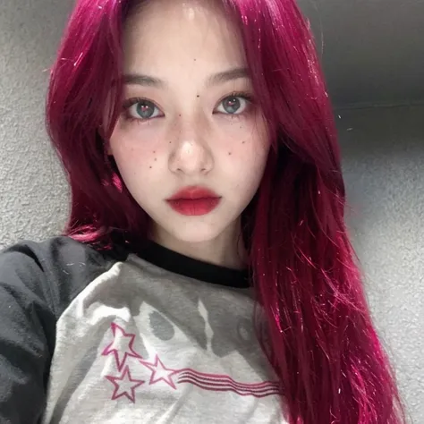 Chica arafed con cabello rojo y ojos azules con una camisa gris., ulzzang, with vivid black eyes, con brillantes ojos morados, Jossi de Blackpink, crimson red hair and red eyes, Cara magenta brillante, Retrato de Jossi de Blackpink, con cabello rosado, cru...