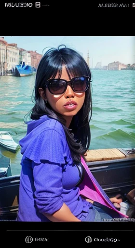 Mulher, negra, cabelos longos lisos pretos, sunglasses on boat in Venice