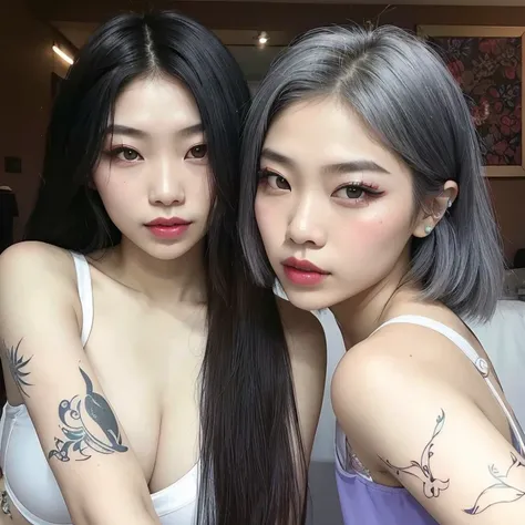 Two Asian Women with Tattoos on Arms and Arms, Nixeu y Sakimichan, de chica taiwanesa con tatuajes, maquillaje popular de Corea del Sur, Cabello de dos colores, ulzzang, con negro, inspirado por Wang Duo, con el mismo peinado, Cabello largo y lacio platead...