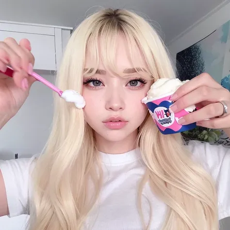 chica rubia con pelo largo sosteniendo una cuchara y una taza de helado, Lalisa Manobal, maquillaje popular de Corea del Sur, ulzzang, maquillaje coreano popular, cabello whitebangs cabello, Lalisa Manoban de Blackpink, Parque Roseanne de Blackpink, Retrat...