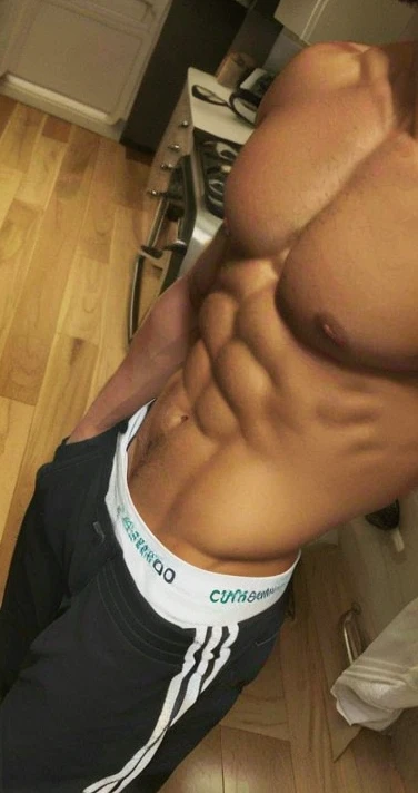 Shirtless chiseled man standing in a kitchen, corpo atraente, com abdominais, [ adamantly defined abs ]!!, [ ABS rigidamente definido ]!!, Abs, Prefeito, foto fit, pacote de seis, abdominais cinzelados, Seis pacotes, pacote de seis, Rasgado, umbigo mostran...