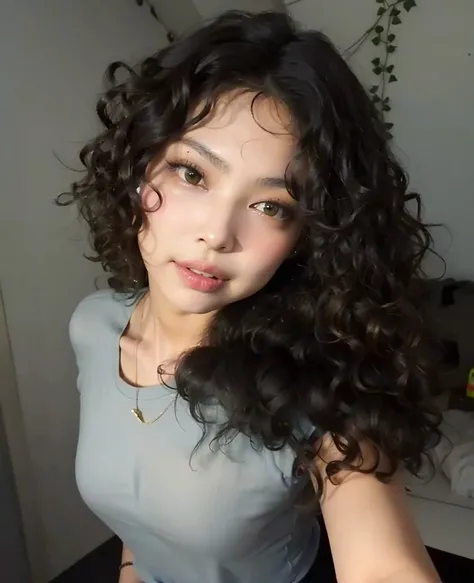 mulher arafada com cabelo cacheado e blusa azul tirando uma selfie, cabelos escuros cacheados, cabelos cacheados, cabelo encaracolado preto, cabelos negros cacheados, curly middle part haircut, (cabelos cacheados escuros e curtoessy curly hair, lindo rosto...