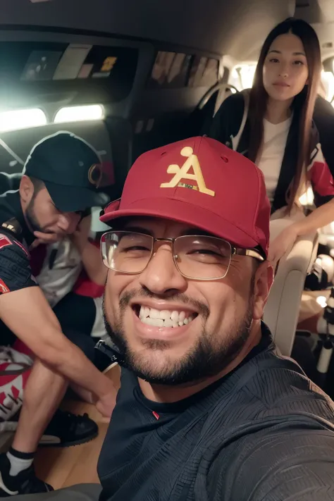 Piloto de formula um sorrindo , com capacete na mao, cores do uniforme vermelho