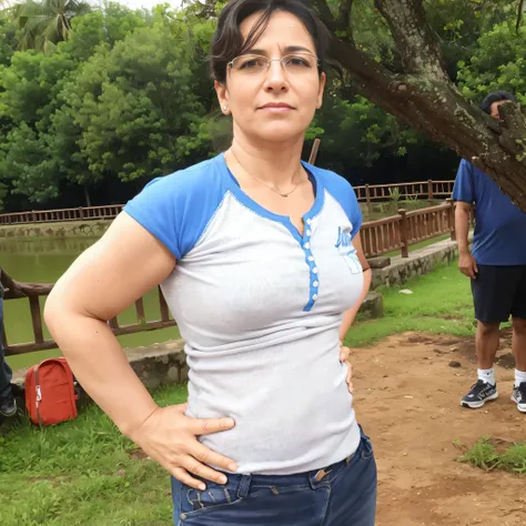 woman in front of a tree with a man in the background, Mulher de 30 anos de Cuba, 3 5 year brazilian mother, fernanda suarez, Directed by: Nandor Soldier, Karla Ortiz, Mulheres de 40 anos, photo from behind, Lorena Avarez, ela tem cerca de 40 anos