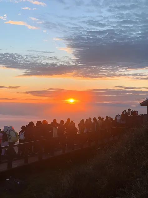 People stand on the platForm 看the sunset, at sunrise, 晚the sunset, Reddit post, at sunrise, 晚the sunset, the sunset atmosphere, the sunset时, the sunset view, during dawn, the sunset日出, early morning sunrise, the sunset!!!, sun is in the top, morning sunris...