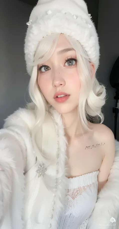 un primer plano de una persona que llevaba una bata blanca y un sombrero, pale snow white skin, con pelo largo blanco, Peinado blanco de corte hime, pale Porcelana piel blanca, con el pelo largo y blanco, Chica perfecta de pelo blanco, ulzzang, pale milky ...