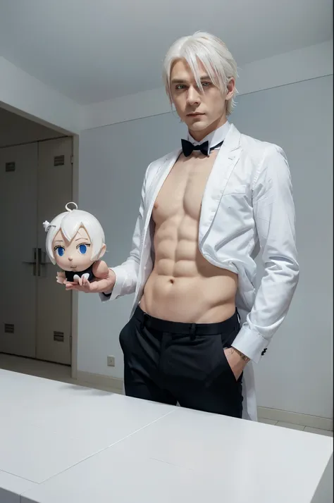 A man with white hair and blue eyes with a costard cravate and black pants with a mini-demon figure and a mini angel ((Visage parfait)) il sourit ((Anime/Manga)) ((avec un bandeau blanc relever sur sa tete))