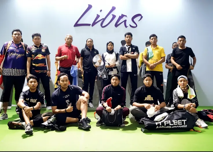 Ahli persatuan libas sedang bermain badminton