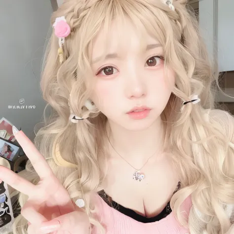 chica de pelo rubio con un signo de la paz y una camisa rosa, ulzzang, peinado kawaii, peinado kawaii, Lalisa Manobal, hada, peinado de dos colas, bella delfina, peinado de corte hime blanco, el corte de hime, shikami, pelo rubio rizado largo y esponjoso, ...