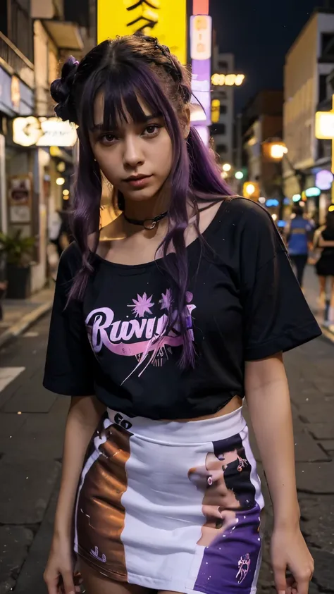 Menina bonita, menina jovem, 23 anos, Cabelo absurdamente longos, cabelo pintado todo de roxo, com um vestido longo de cor preto, roupas pretas, mulher japonesa, fundo de luzes neon roxo, ambiente de noite, apaixonada, realista.