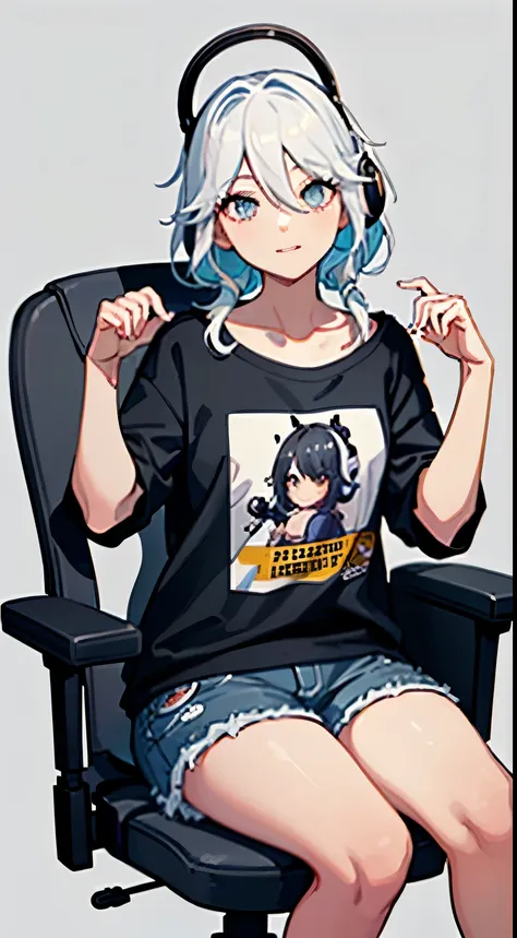 Chica mirando al espectador, chica feliz, sentada en una silla gamer, shorts cortos mezclilla, camisa negra con las palabras WAMWAM escritas en ella, black gamer headphones, ropa ajustada