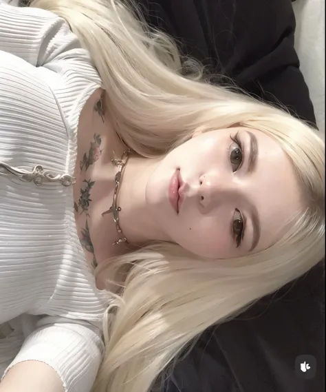 Mujer rubia con tatuajes en el pecho recostada en una cama, ava max, very very pale blonde hair, extremely pale blonde hair, retrato de kim petras, cruel korean gothic girl, pale porcelain white skin, pale gothic beauty, Pale fur, con el pelo largo y blanc...