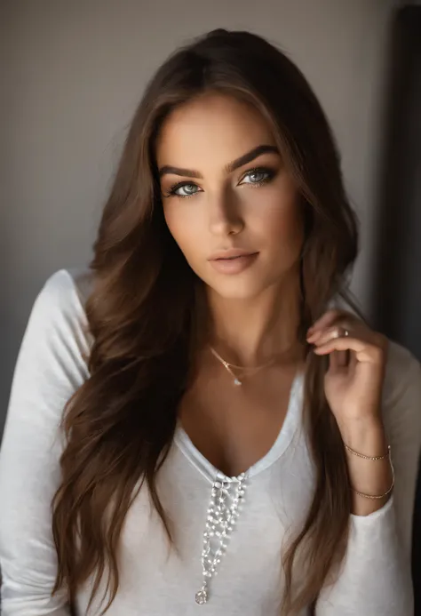 Arafed woman with a white tank top and necklace, fille sexy aux yeux verts, Portrait Sophie Mudd, cheveux bruns et grands yeux, selfie of a young woman, Yeux de chambre, Violet Myers, sans maquillage, maquillage naturel, looking straight at camera, Visage ...