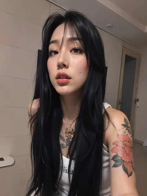 mulher arafed com longos cabelos pretos e tatuagens posando para uma foto, cruel korean goth girl, Ulzzang, de garota taiwanesa com tatuagens, cabelo preto com franja, ela tem cabelo preto with bangs,  coreana, goth girl aesthetic, her face looks like an o...