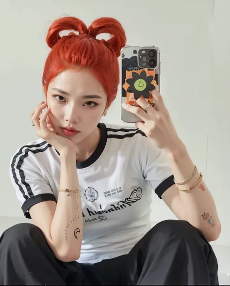 there is a woman com cabelo ruivo holding a cell phone, Ulzzang, com cabelo ruivo, Sun Yunjoo, taejune kim, com cabelo ruivo cacheado, jossi do blackpink, Kim Doyoung, parque roseanne de blackpink, she is wearing streetwear, Heonhwa Choe, cabelo de duas co...