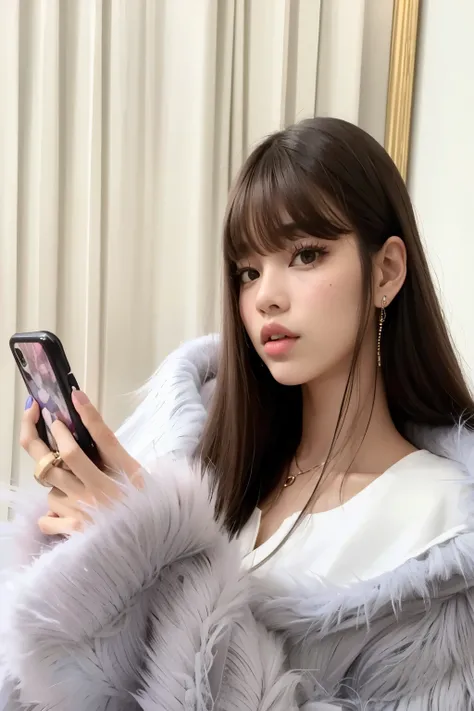 mulher araffe com um casaco de pele segurando um telefone celular, Lalisa Manobal, Lalisa Manoban do Blackpink, portrait of jossi do blackpink, jossi do blackpink, parque roseanne de blackpink, long hair com franja completa, com franja completa, franja fof...