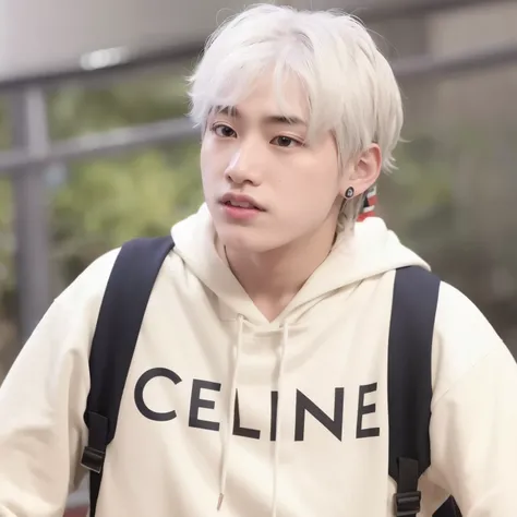 un primer plano de una persona que llevaba una sudadera con capucha y una mochila, cai xukun, hyung tae, con el pelo largo y blanco, marimacho de pelo corto platino, pintar ulzzang, clina cristiana, su cabello es blanco, hong junio hyung, jossi de blackpin...