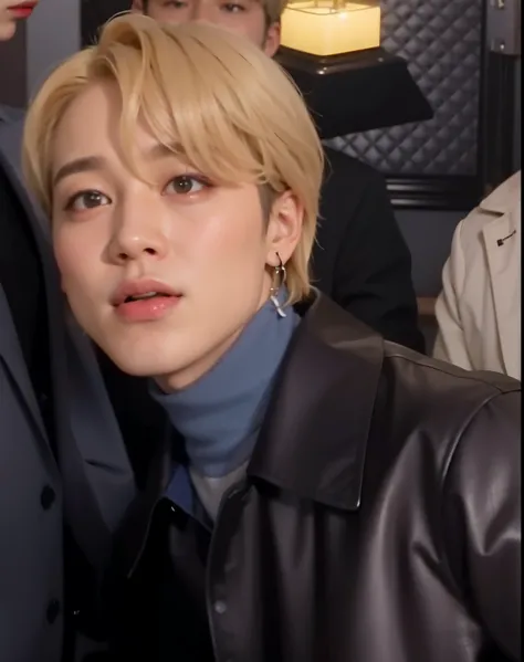 Homem loira com cabelo curto e camisa azul e jaqueta preta, Jiminthe full lips, accurate Jimin face, Jiminthe right eyelid is swollen, Jimino nariz grego, Jimin, park Jimin, Taehyung comendo batatas fritas Gucci, ele tem cabelos grisalhos escuros, adorable...