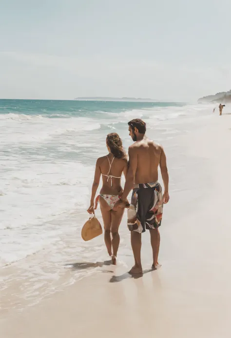 um casal na praia