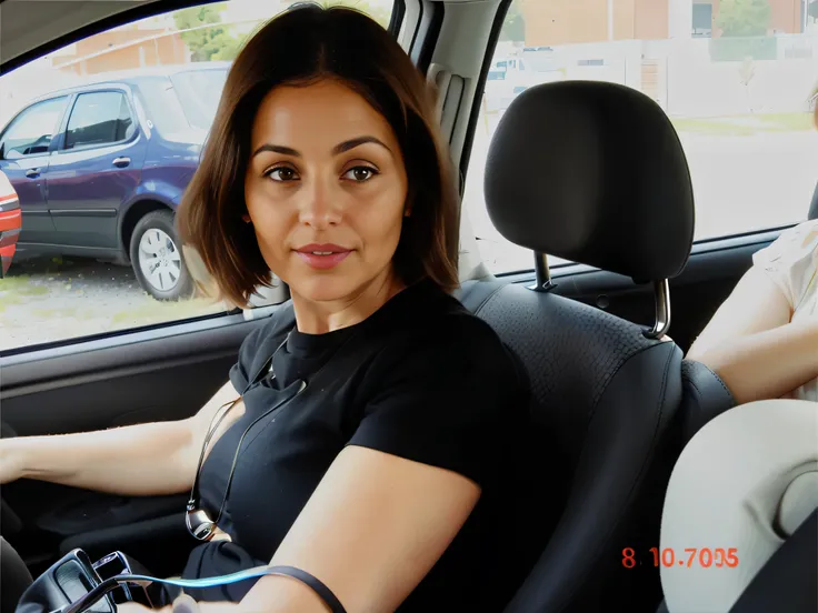 arafed woman sitting in a car with a cell phone in her hand, foto pov, dirigindo a car, sentada no carro dela, dirigindo, documentary yet. Mulher com pele branca bronzeada e cabelos escuros. ela tem cerca de 35 anos. high resolution, alta qualidade, obra d...