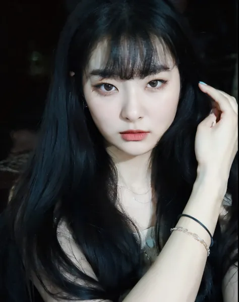 um close de uma mulher com longos cabelos pretos e uma pulseira, ulzzang, ela tem cabelo preto com franja, cruel korean goth gir...