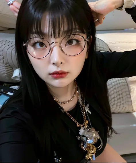 araffe woman com glasses and a necklace sitting on a bed, Ulzzang, com glasses, usando glasses redondos grandes e finos, usando pequenos glasses redondos, com glasses pretos, usando glasses redondos, Heonhwa Choe, usando glasses de armação preta, grandes g...