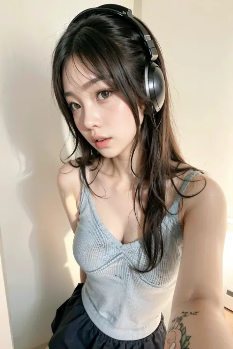 Mujer arafed con auriculares y una camiseta sin mangas sentada en una cama, beautiful south mujer coreana, muchacha coreana, gorgeous young mujer coreana, Lalisa Manobal, beautiful young mujer coreana, bae suzy, con auriculares, korean idol, mujer coreana,...