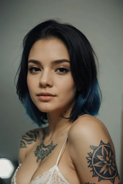 crie uma cantora tatuada com cabelo azul