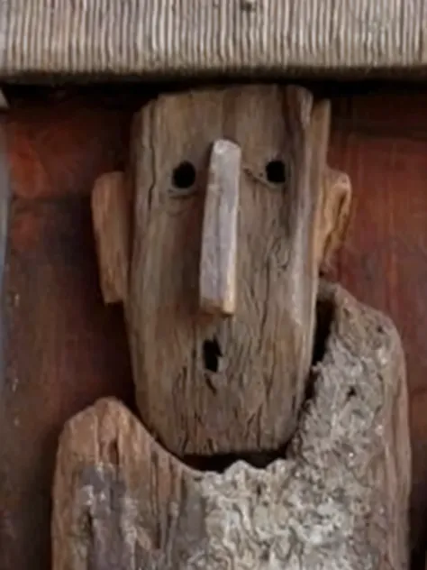 there is a wooden face on a piece of wood, nose feito de madeira, mystical figure, wooden statue, ifa deity, feito de madeira, creepy sculpted expression, tortured face feito de madeira, - Antigo Deus Ferreiro, pareidolia, esculpido em madeira, arte em mad...