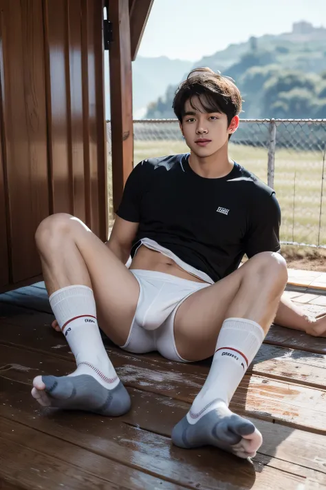 Handsome guy wearing only super dirty socks，Feet are dirty，stench，There is a very large bulge on the span，There is a huge bulge between the legs