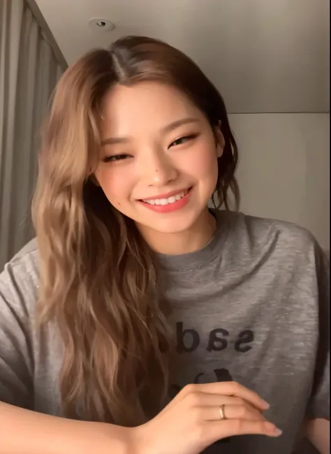 mulher arrafada com cabelos longos sorrindo e segurando um secador de cabelo, jennie blackpink, jossi do blackpink, parque roseanne de blackpink, tzuyu de duas vezes, portrait of jossi do blackpink, Heonhwa Choe, adorable and pale korean face, gongbi, nodd...