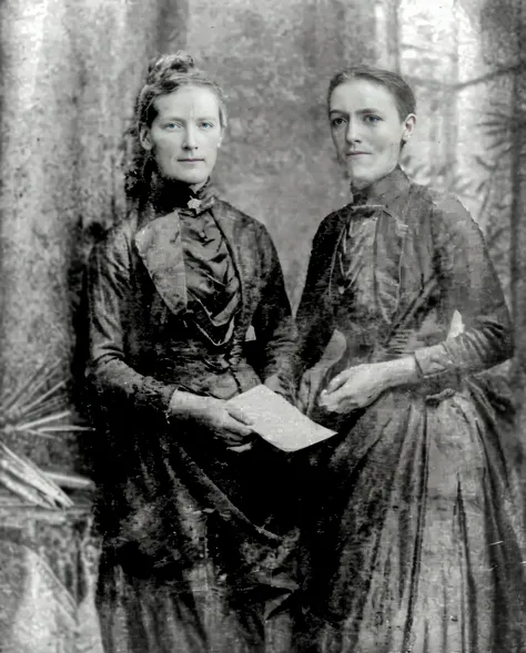 una foto antigua de dos mujeres sentadas uno al lado del otro, Dos mujeres, Location unknown, rare photography, 1 8 5 0, 1850, Tomada a mediados de 1800, tomada a finales de 1800, 1860, Photograph from 1890, 1 8 8 0 s photograph