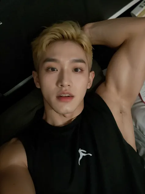 hay un hombre acostado en una cama con el brazo en alto, hombre surcoreano, korean muscle boy 2 1 years, Jinyoung Shin, hyung tae, hong junio hyung, brillante por la lluvia, cai xukun, Muscular!!, TaeJune Kim, jaeyeon nam, shin jeongho, hyung tae kim, Hyun...