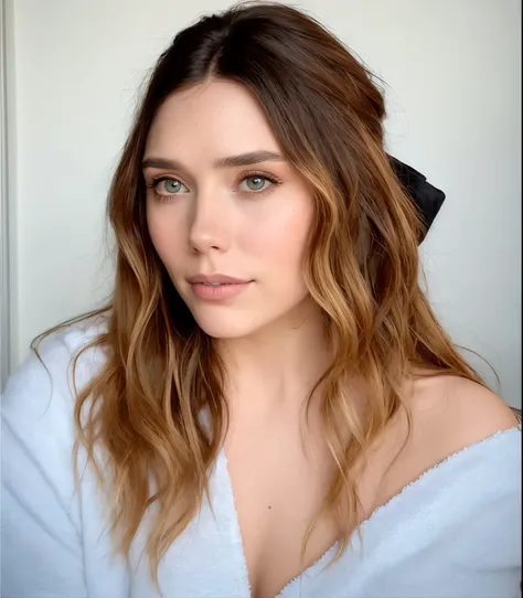 mujer arafed con una toalla en la cabeza y un peine en el pelo., elizabeth olsen, cabello ondulado hasta los hombros, cabello on...