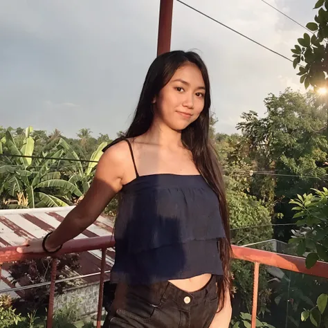 Arafed-Frau steht auf einem Balkon mit Blick auf einen Dschungel, Cindy Avelino, with natural light in the background, mit der Sonne darauf, during sunset, aufgenommen zur goldenen Stunde, 18 Jahre alt, bei Sonnenuntergang, Foto entdeckt, durchgesickertes ...