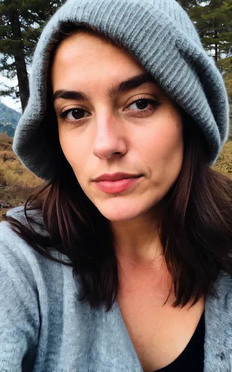 photographier, photo d&#39;une belle femme, Selfie, Haut du corps, seulement, porter un pull, en plein air, (nuit), montagnes, la vraie nature, étoiles, lune, joyeux, heureux, gants, pull-over, bonnet, forêt, rochers, rivière, bois, fumée, brouillard, rega...