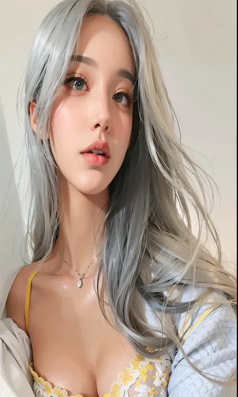 un primer plano de una mujer con largo cabello gris y vestido amarillo, pelo plateado, chica de pelo plateado, chica de pelo plateado, pelo largo gris claro, pelo largo plateado, ava max, pelo largo plateado, cabello gris blanco fluido, pelo largo y liso p...