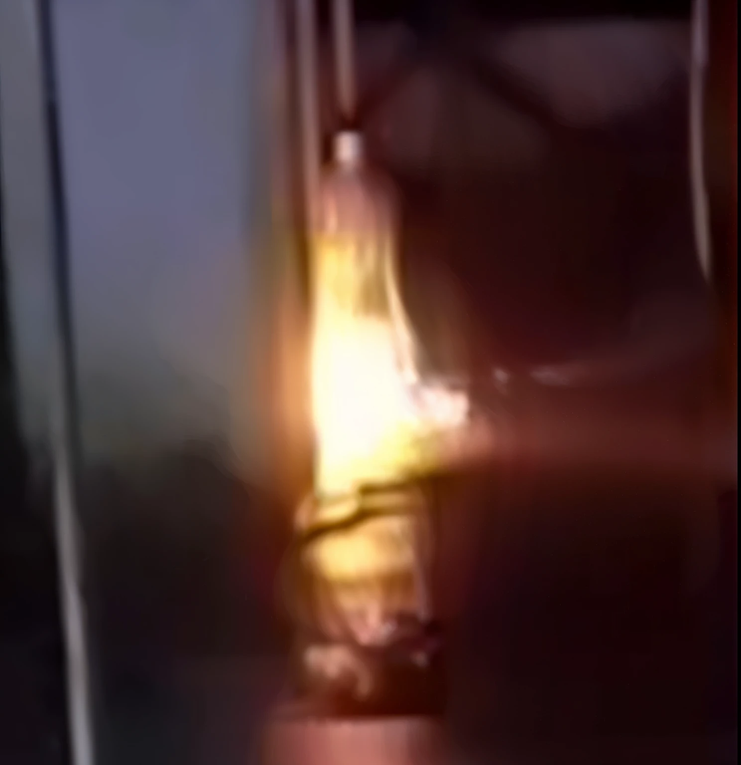 A close-up of a ghost girl bursting into flames, das in einem Raum brennt, Roter Rauch aus der Lampe, mit viel Feuer, das daraus hervorgeht, Lava Lampe, GPU-Feuer, Flammenbeschwörung, Blitzbogenplasma, Gasfeuer in Ritzen, durchgesickertes Filmmaterial, Fla...