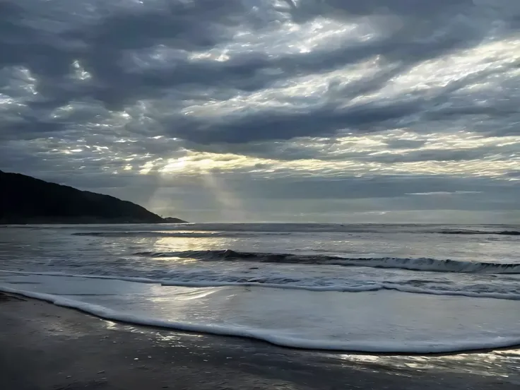 Alaphis walks on the beach with a surfboard, clouds和波浪, some light, Sunshine from the left, photos of ocean, With divine light as background, clouds、wings and waves, Moody morning light, beautiful dark beach landscape, Sunlight breaks through the clouds, f...