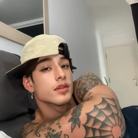bangchan with hat and tattoos on his arm, com tatuagens, taken at the beginning of 2020, ele tem cerca de 25 anos, o extremamente quente e sexy, imagem de qualidade muito alta