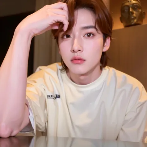 homem arafiado com camisa branca sentado em uma mesa com um celular, xqc, Cai Xukun, Jungkook, Jung Jaehyun, Kim Doyoung, Taehyung comendo batatas fritas Gucci, adorable and pale korean face, Jinyoung Shin, bladee da gangue de drenagem, 1 Menino de 7 anos,...