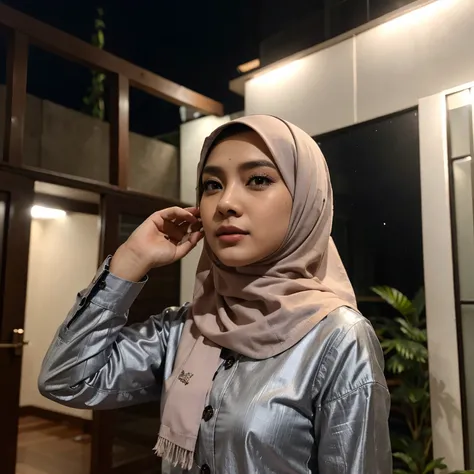 Permpuan cantik dengan pakaian busana muslim sedang menari di bawah hujan deras di malam hari