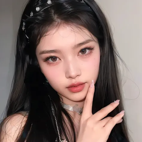 un primer plano de una mujer con cabello largo y un collar, cruel korean gothic girl, ulzzang, maquillaje popular de corea del sur, retrato de sana de twice, con pelo largo y ojos penetrantes, maquillaje coreano popular, muchacha coreana, jinyoung shin, he...