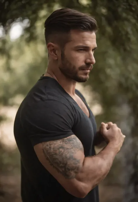 Hombre musculoso, tatuado, alto, sexi