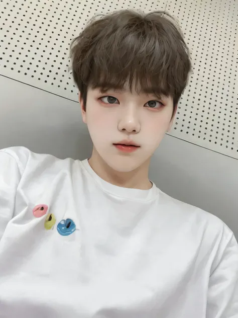 en primer plano vemos a Hyeongjun de Cravity, labios pomposos, pale face with large, tender light-colored eyes, con una camisa blanca y una pegatina de conejitos