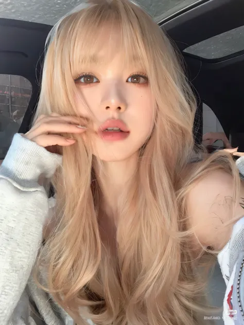 um close de uma mulher con pelo largo y rubio e uma boneca, ulzzang, lalisa manobal, lalisa manoban de blackpink, parque roseann...