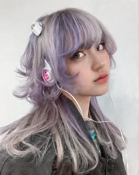 Mujer arafed con cabello morado y auriculares en la cabeza., peinado kawaii, peinado kawaii, peinado de dos colas, inspirado en anime, pelo lila, cabello morado que fluye, sakimichan, pelo harajuku, cabello plateado (cola de caballo), pelo lavanda, pelo la...