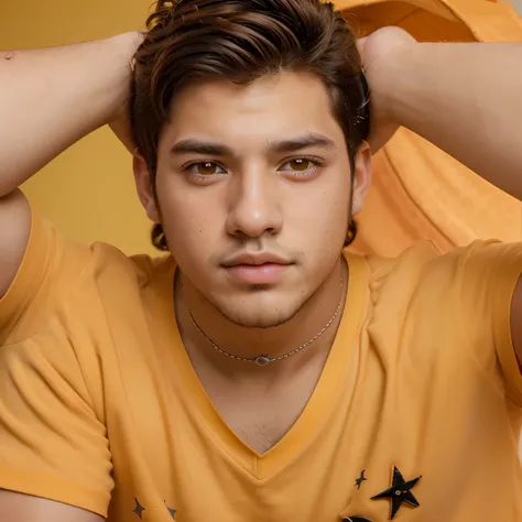 Young guy, pelo rubio, ojos amarillos, ropa amarilla y un collar de una estrella de color naranja